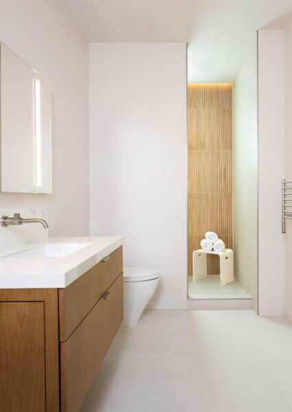 Tiburon Castillo I bathroom space